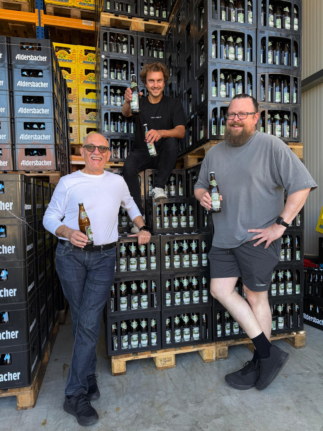 Bavarian Sons Gründer mit australischen Bierimporteuren aus Brisbane im Logistiklager