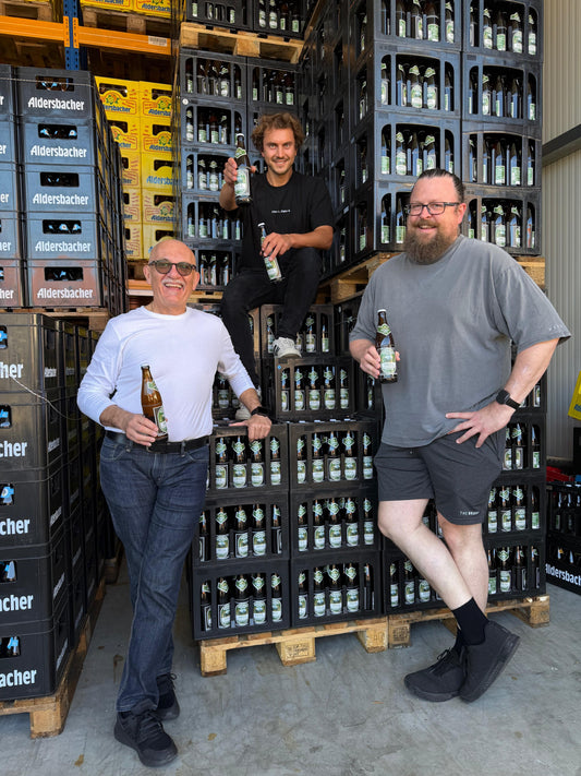Bavarian Sons Gründer mit australischen Bierimporteuren aus Brisbane im Logistiklager