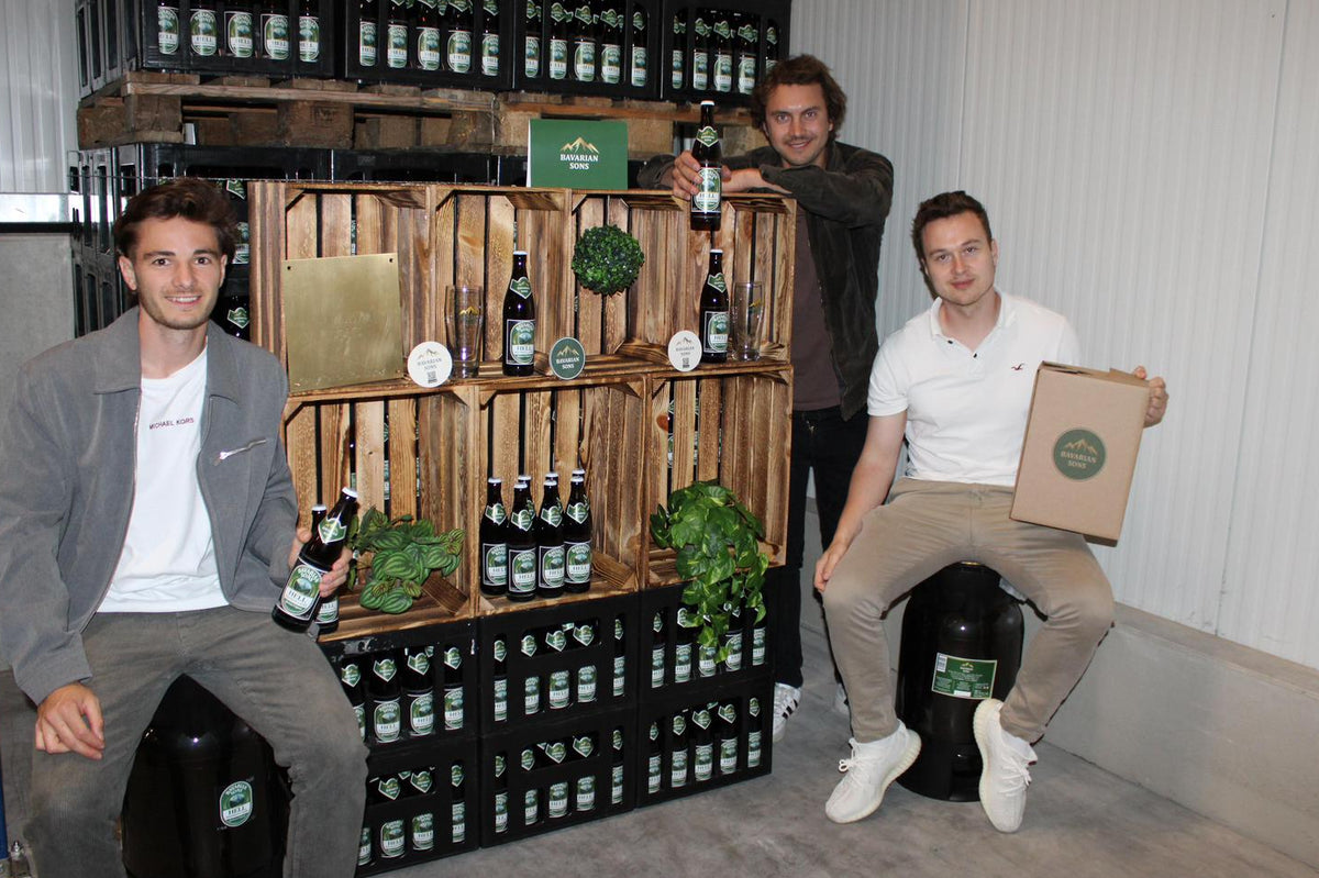 Die drei Gründer von Bavarian Sons mit Bayerischem Hellem beim Produktlaunch in Bayern