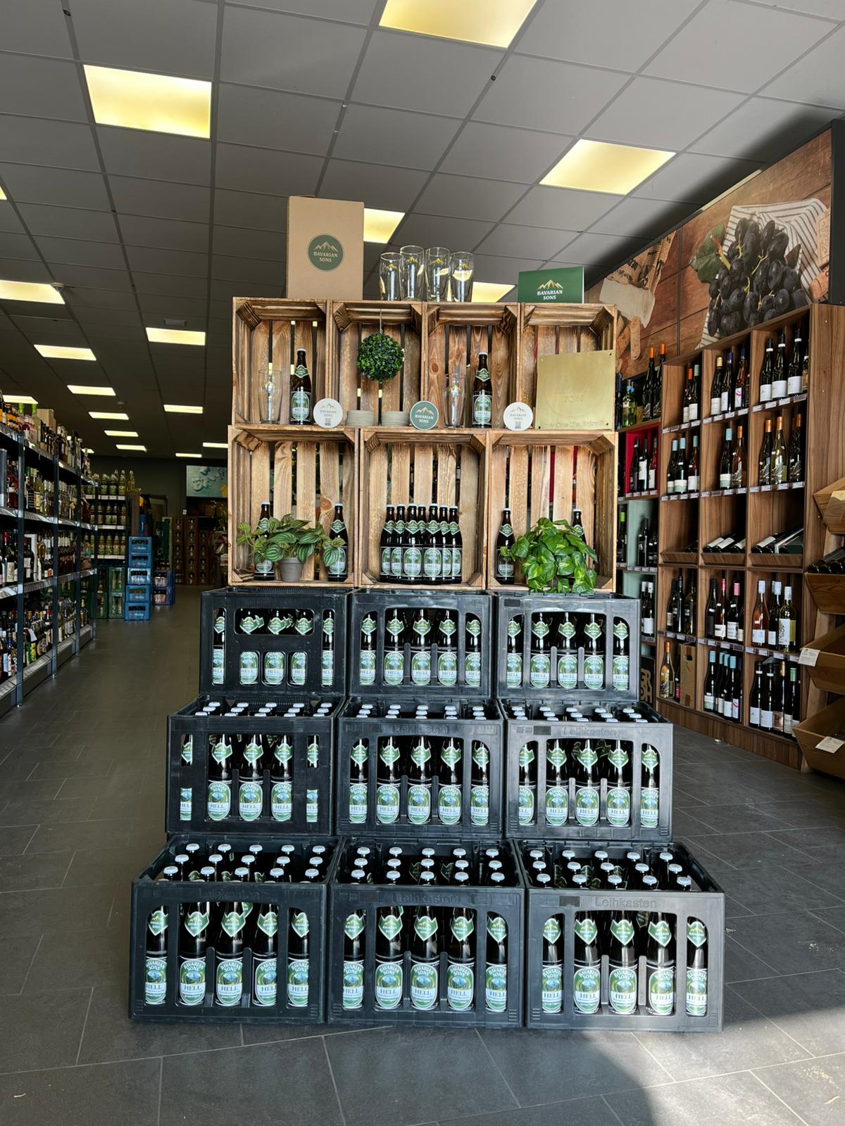 Bavarian Sons Bierdisplay aus Holzkisten im Getraenkehandel